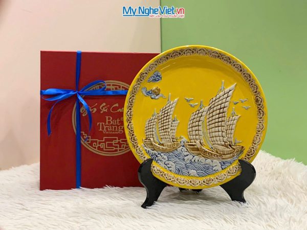 Tranh đĩa gốm sứ Thuận Buồm Xuôi Gió Màu Vàng