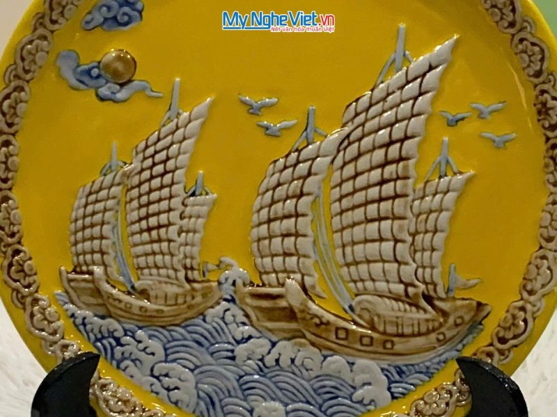 Tranh đĩa gốm sứ Thuận Buồm Xuôi Gió Màu Vàng - Ảnh 2