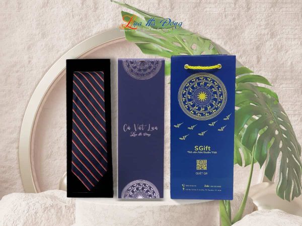 Cravat lụa sọc đỏ trắng MNV-CRVPT84-2