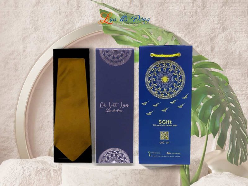 Cravat lụa trơn màu vàng MNV-CRVPT85