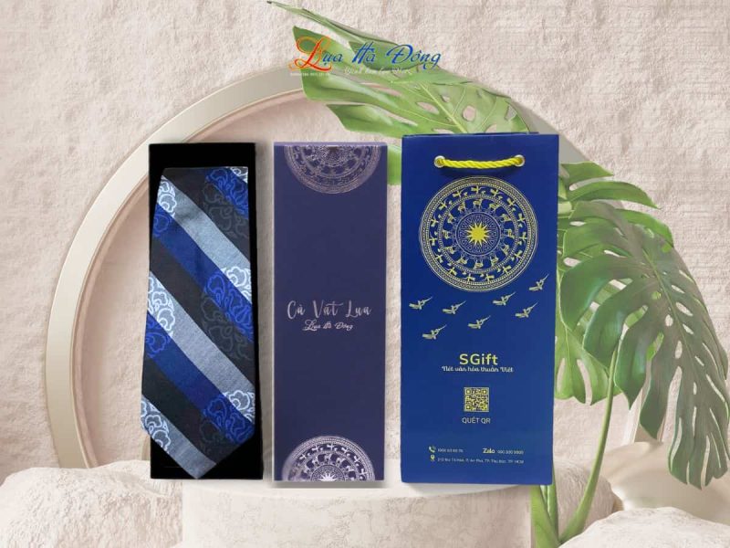 Cravat lụa sọc xanh đen hoa MNV-CRVPT84-1