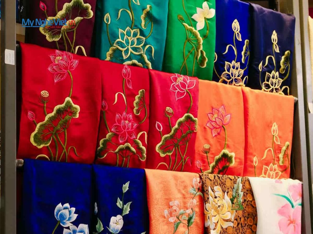 Khăn choàng cổ lụa Thêu Sen
