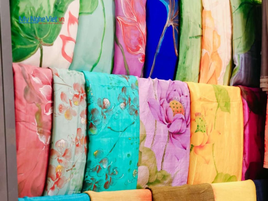 Khăn lụa tơ tằm vẽ chợ Bến Thành