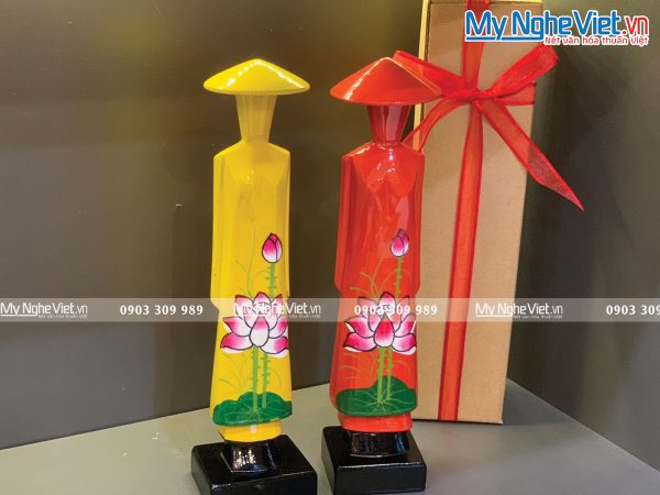Tượng Cô Gái Áo Dài Việt Nam Sơn Mài Hoa Sen Cao 25cm