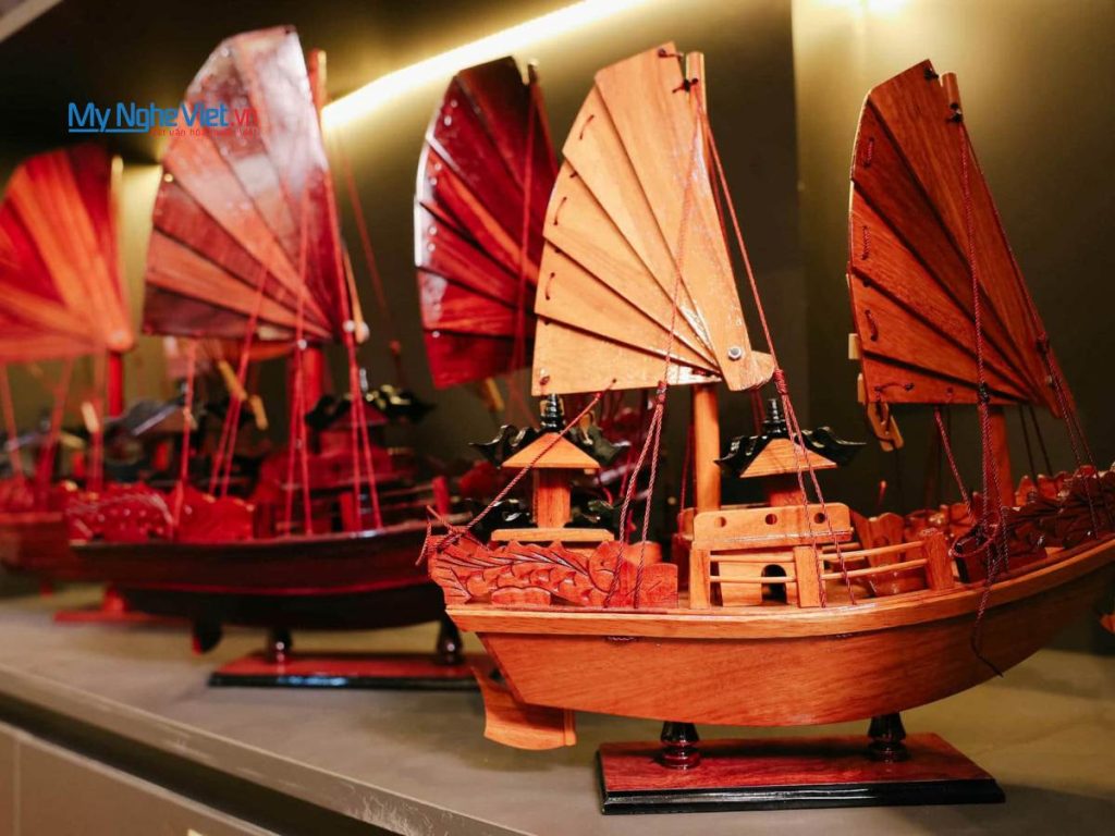 Mô hình tàu thuyền rồng
