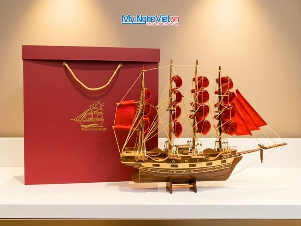 Mô hình thuyền buồm phong thủy France II Và Hộp Ép Kim Cao Cấp