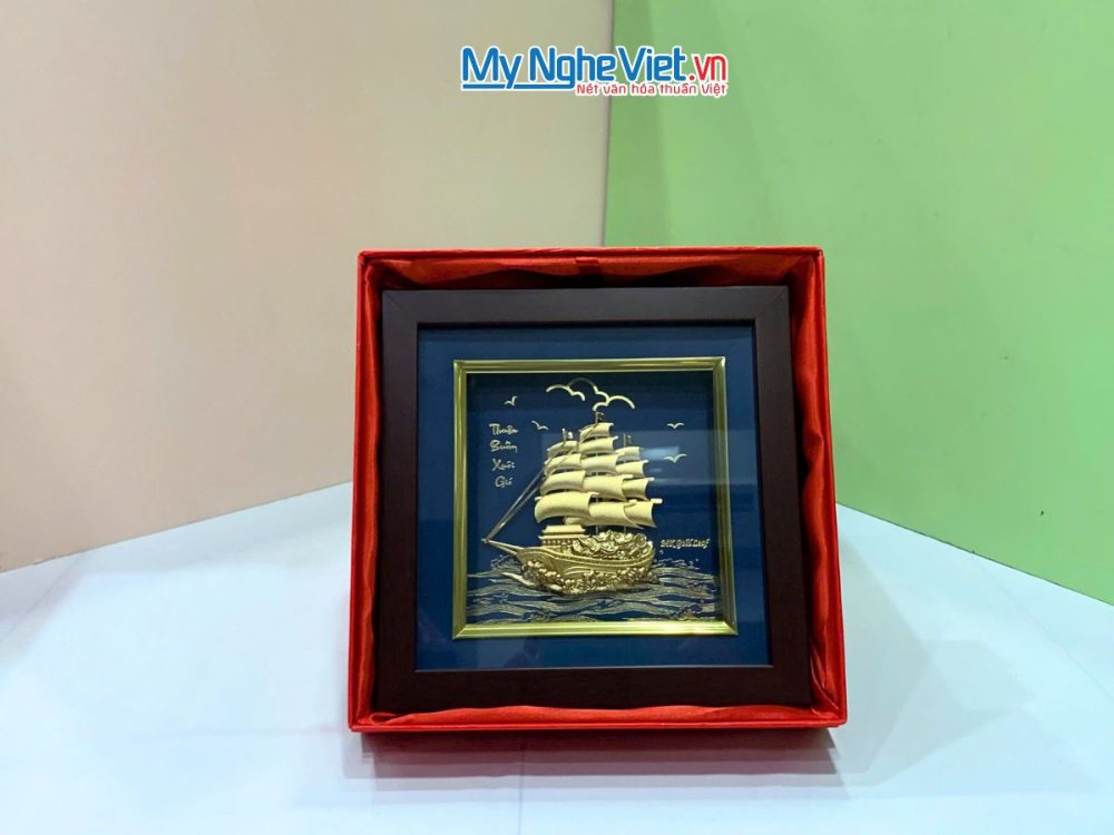 Tranh thuyền buồm dát vàng nền xanh