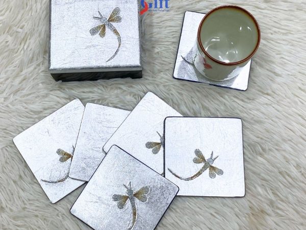 đế lót ly cẩn trứng chuồn chuồn nền bạc