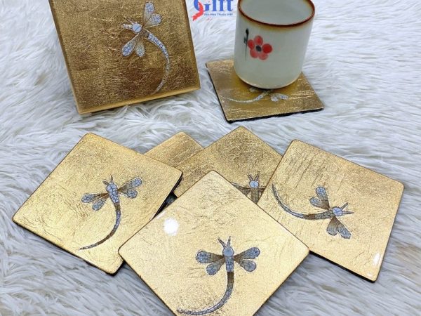 đế lót ly cẩn trứng chuồn chuồn nền vàng