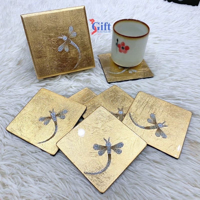 đế lót ly cẩn trứng chuồn chuồn nền vàng