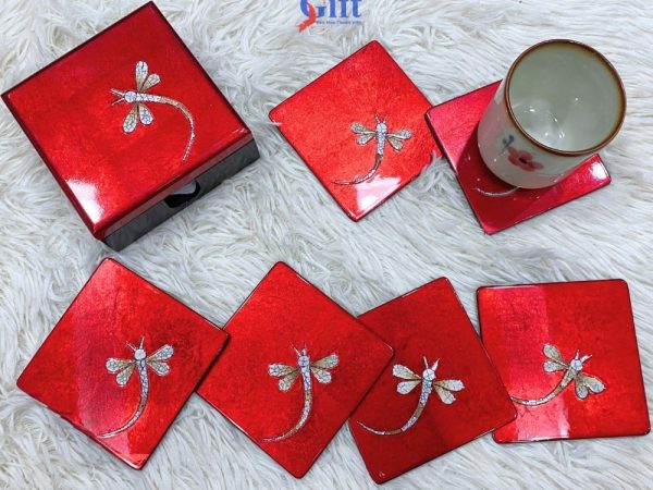 đế lót ly cẩn trứng chuồn chuồn nền đỏ