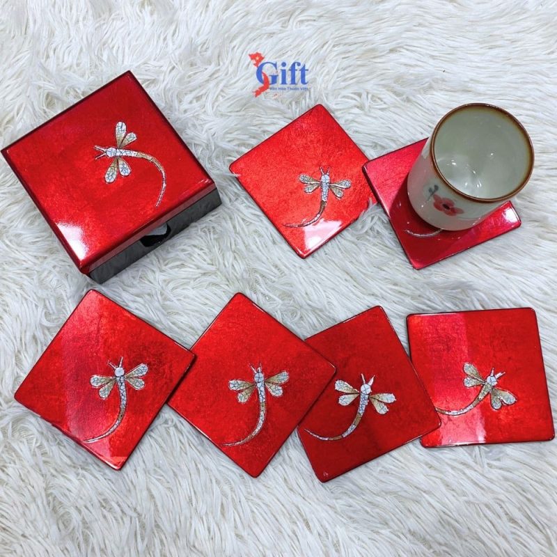 đế lót ly cẩn trứng chuồn chuồn nền đỏ