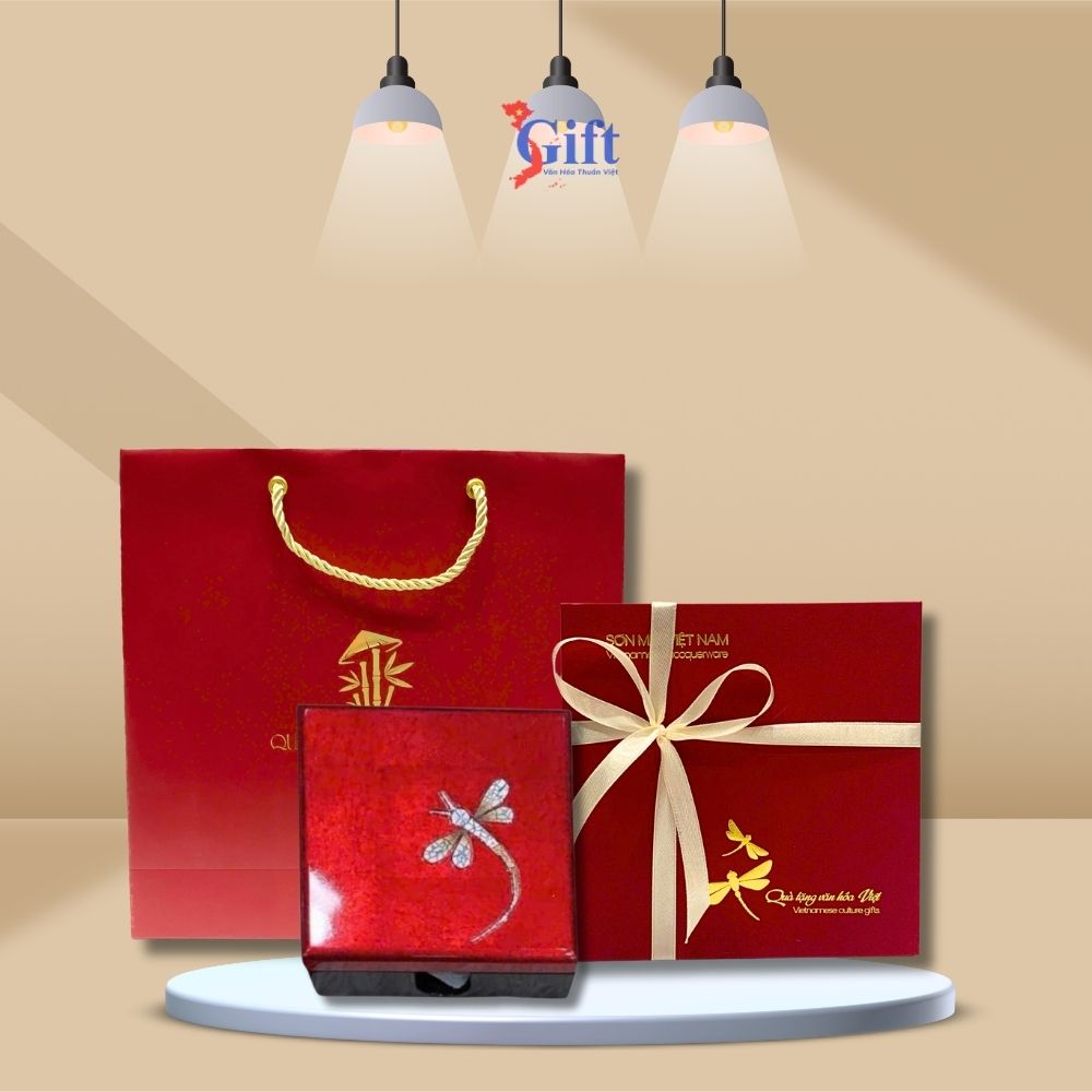đế lót ly cẩn trứng chuồn chuồn nền đỏ