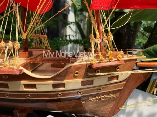 Mô hình thuyền buồm phong thủy France II 40cm buồm đỏ MNV-TB026-3