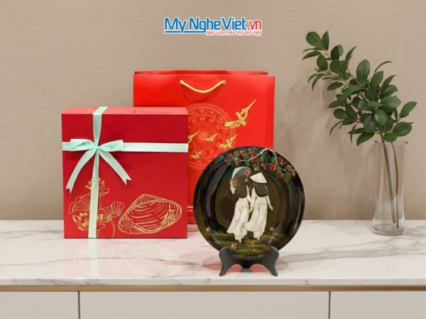 Tranh đĩa Cô Gái cẩn trứng chìm cao cấp