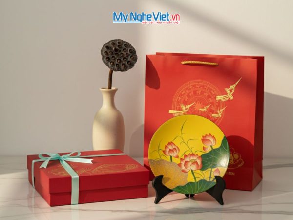 Tranh dĩa sơn mài hoa sen nền vàng