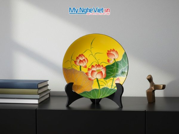 Tranh dĩa sơn mài hoa sen nền vàng