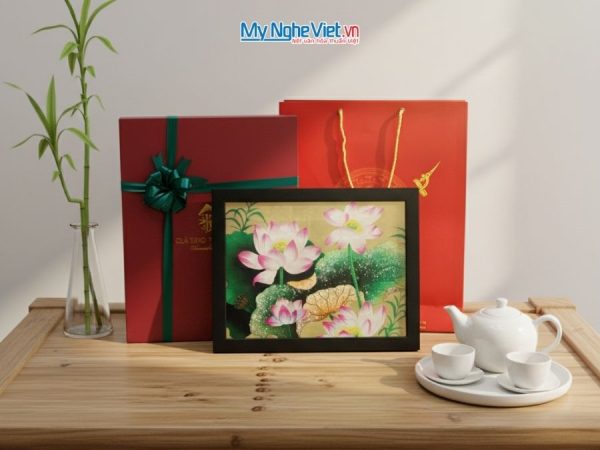 Tranh Sơn Mài Hoa Sen Và Hộp Quà Tặng Cao Cấp