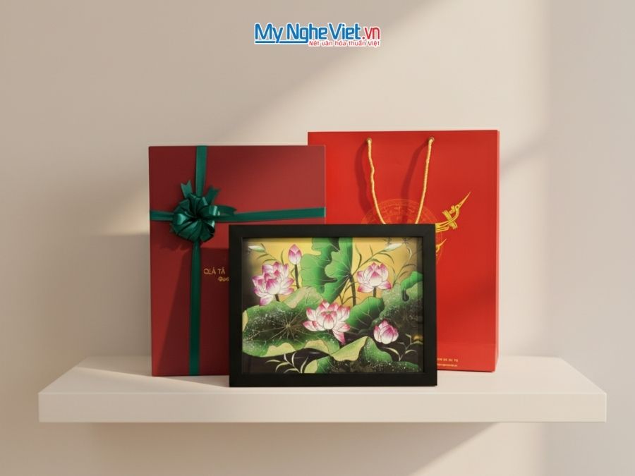 Tranh Sơn Mài Hoa Sen Và Hộp Quà Tặng Cao Cấp