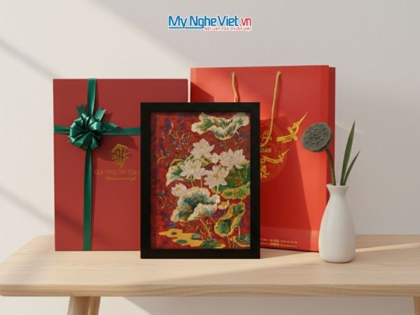 Tranh Sơn Mài Hoa Sen Và Hộp Quà Tặng Cao Cấp
