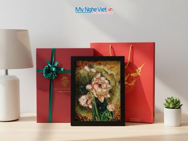 Tranh Sơn Mài Hoa Sen Và Hộp Quà Tặng Cao Cấp