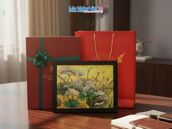 Tranh Sơn Mài Hoa Sen Và Hộp Quà Tặng Cao Cấp