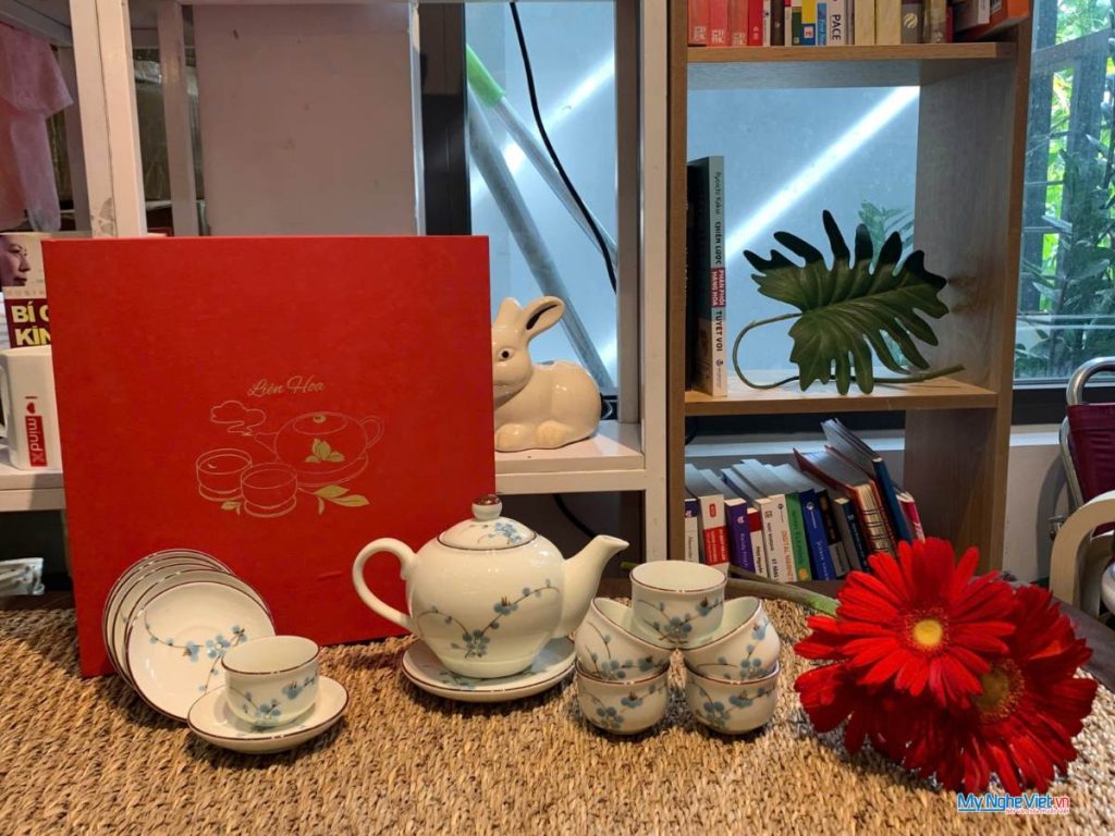 Bình trà Bát Tràng men kem vẽ đào xanh