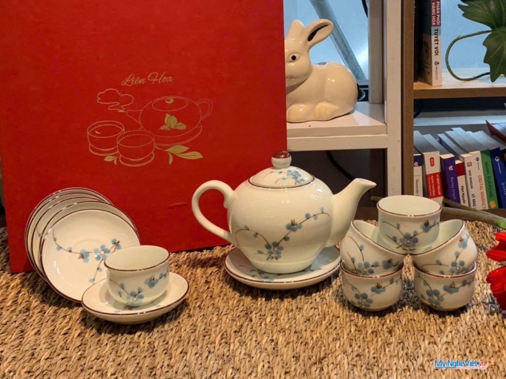 Bình trà Bát Tràng men kem vẽ đào xanh