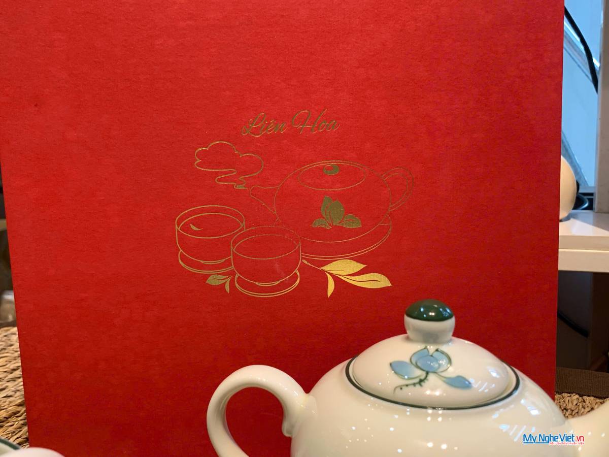 Bình trà tròn thấp men kem vẽ sen