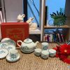 Bình trà Bát Tràng men kem vẽ sen xanh