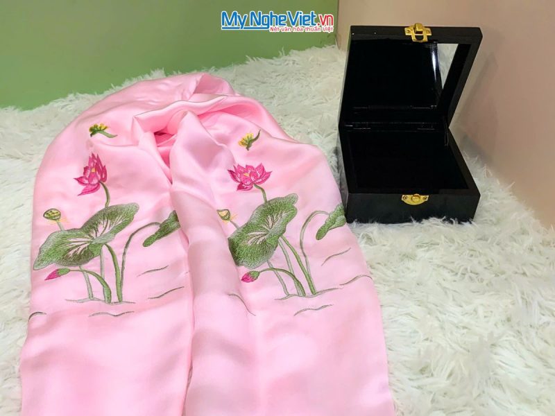 Quà Tặng Hộp Sơn Mài & Khăn Lụa Hà Đông Họa Tiết Hoa Sen CBMNV-LNL45180/11 - Ảnh 2