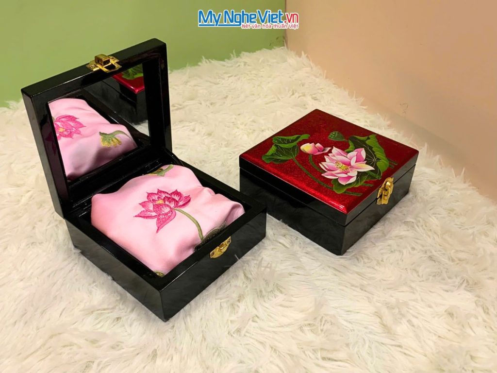 Quà Tặng Hộp Sơn Mài & Khăn Lụa Hà Đông Họa Tiết Hoa Sen
