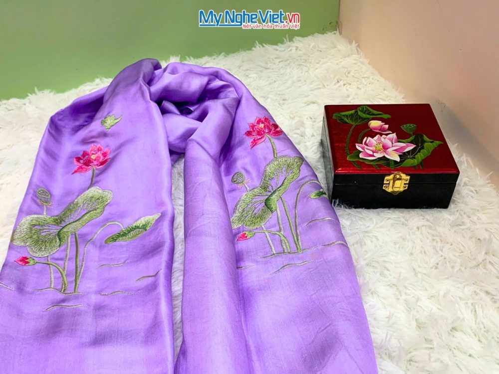 Quà Tặng Hộp Sơn Mài & Khăn Lụa Thêu Tay họa Tiết Hoa Sen
