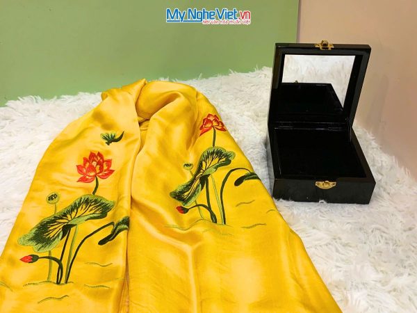 Quà Tặng Hộp Sơn Mài Hoa Đào & Khăn Lụa Thêu Sen