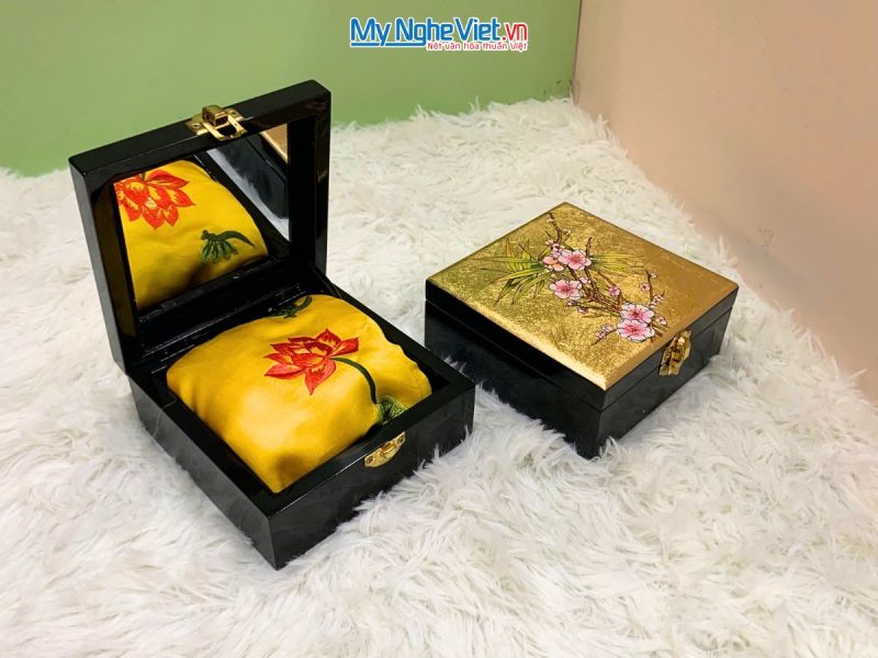 Quà Tặng Hộp Sơn Mài Hoa Đào & Khăn Lụa Thêu Sen