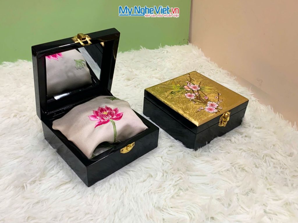 Quà Tặng Hộp Sơn Mài Hoa Đào & Khăn Lụa Thêu Sen