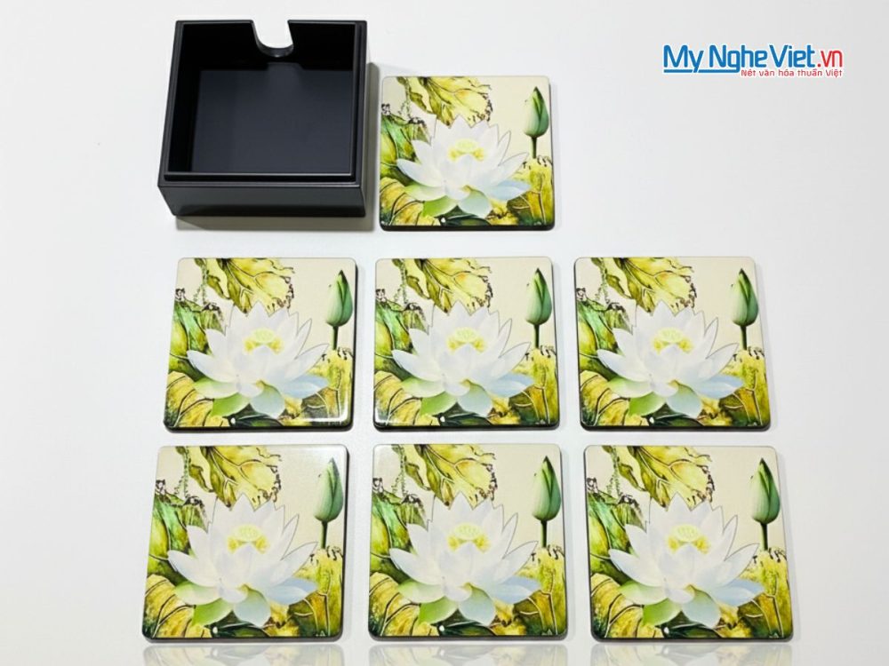 Đế Lót Ly sơn mài vuông hoa sen trắng nền trắng