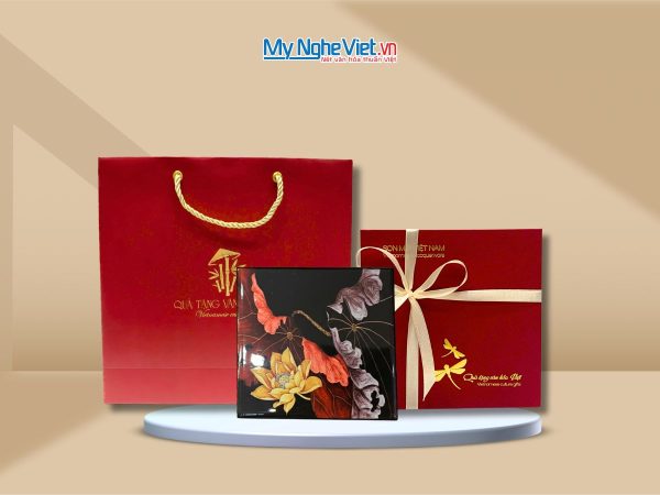 Đế Lót Ly sơn mài vuông hoa sen vàng nền đỏ đen & Hộp quà tặng cao cấp