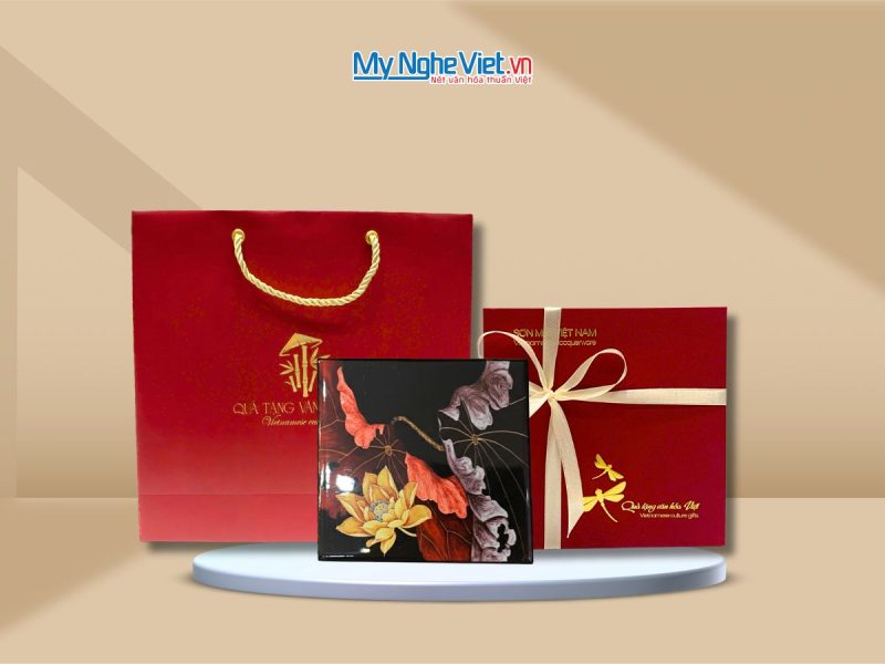 Đế Lót Ly sơn mài vuông hoa sen vàng nền đỏ đen & Hộp quà tặng cao cấp