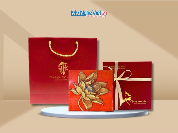 Đế Lót Ly sơn mài vuông hoa sen vàng nền cam & Hộp quà tặng cao cấp
