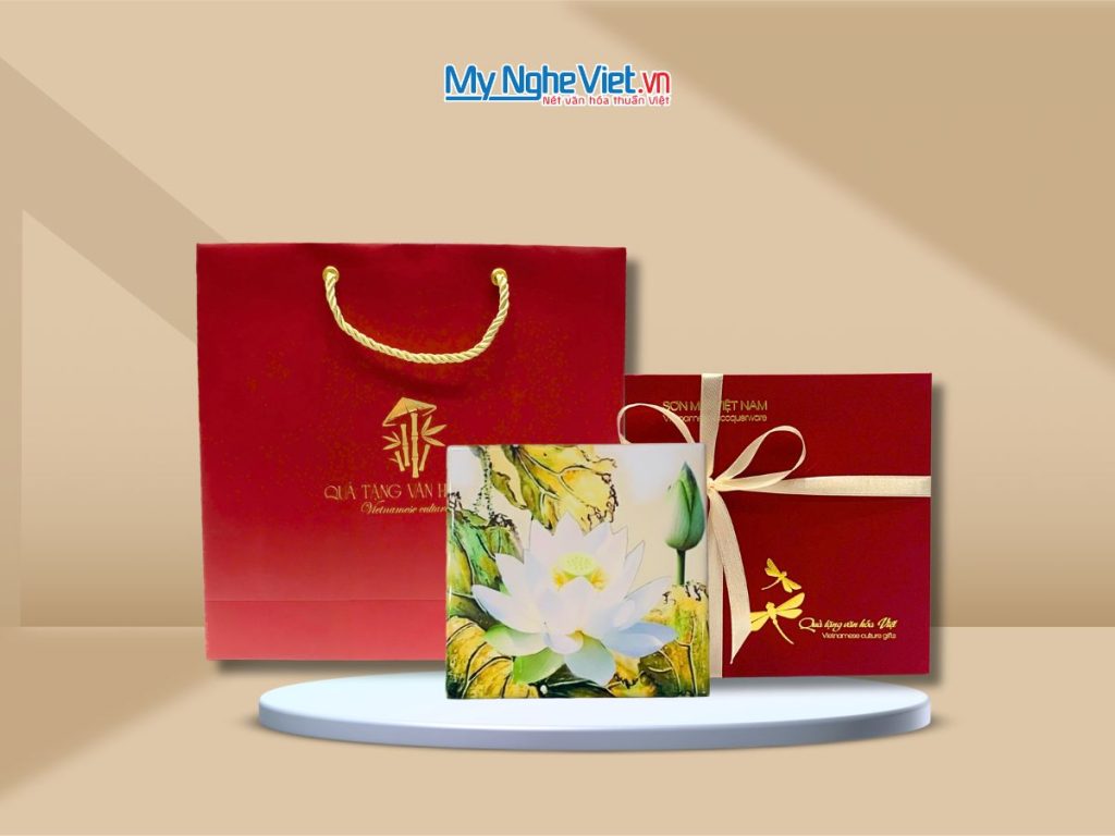 Đế Lót Ly sơn mài vuông hoa sen trắng nền trắng & Hộp quà tặng cao cấp