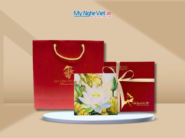 Đế Lót Ly sơn mài vuông hoa sen trắng nền trắng & Hộp quà tặng cao cấp