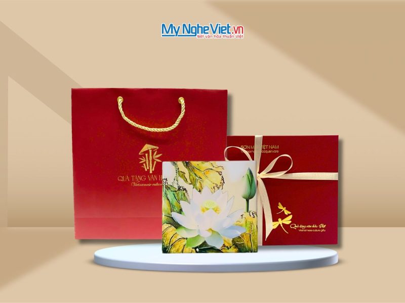 Đế Lót Ly sơn mài vuông hoa sen trắng nền trắng & Hộp quà tặng cao cấp