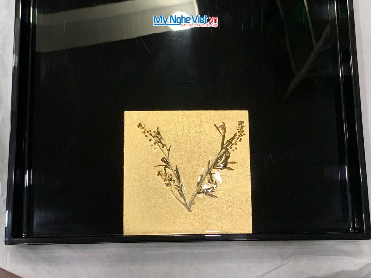 Khay sơn mài dát vàng lá cây nền đen
