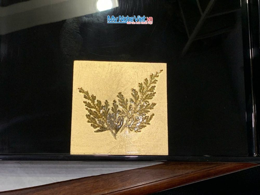 Khay sơn mài dát vàng lá cây nền đen