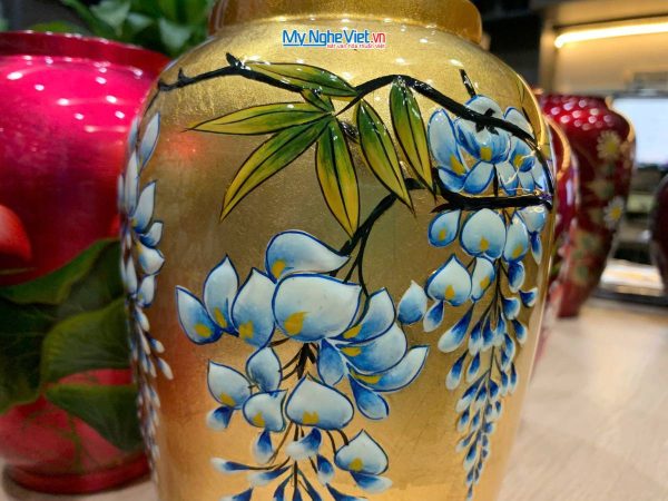 Lọ hoa sơn mài hoa tử đằng đắp nổi phù điêu