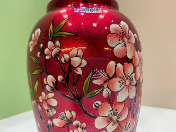 Lọ hoa sơn mài hoa đào đắp nổi phù điêu