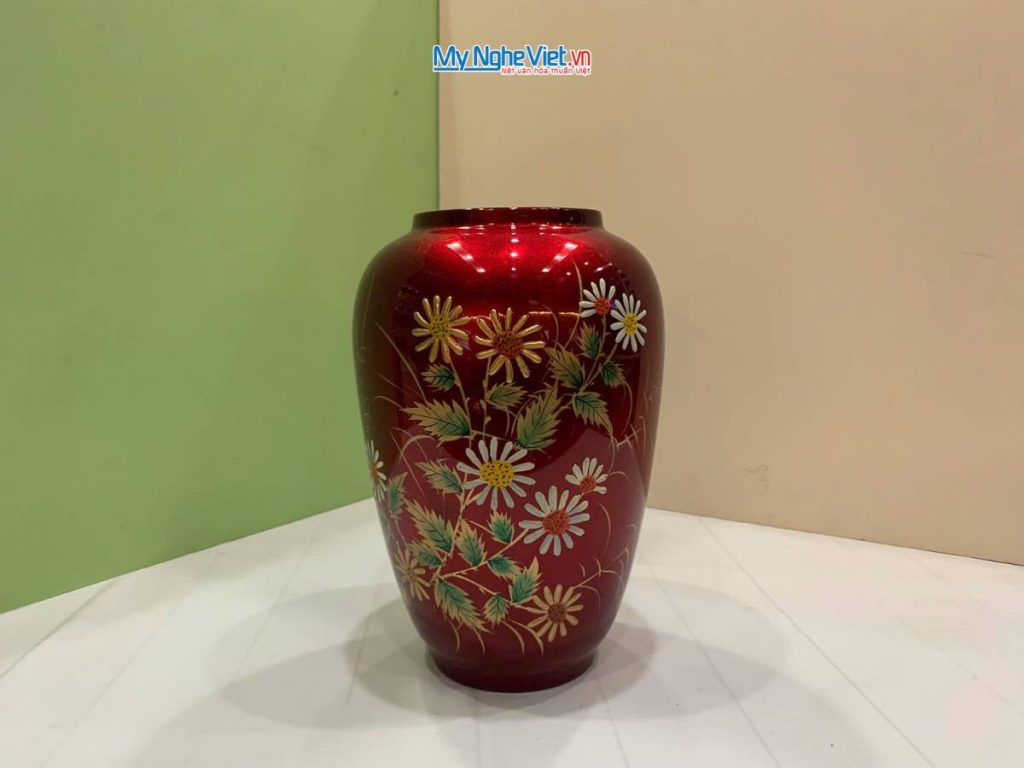 Lọ hoa sơn mài hoa cúc đắp nổi phù điêu