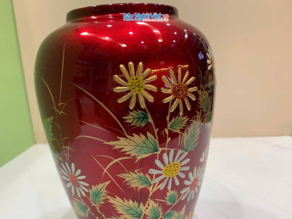 Lọ hoa sơn mài hoa cúc đắp nổi phù điêu
