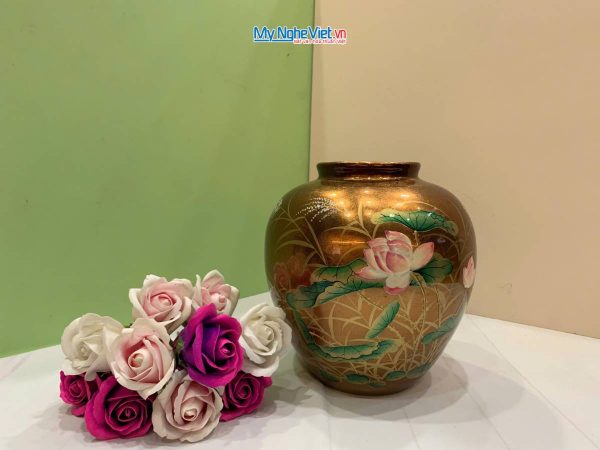 Lọ hoa sơn mài đắp nổi phù điêu